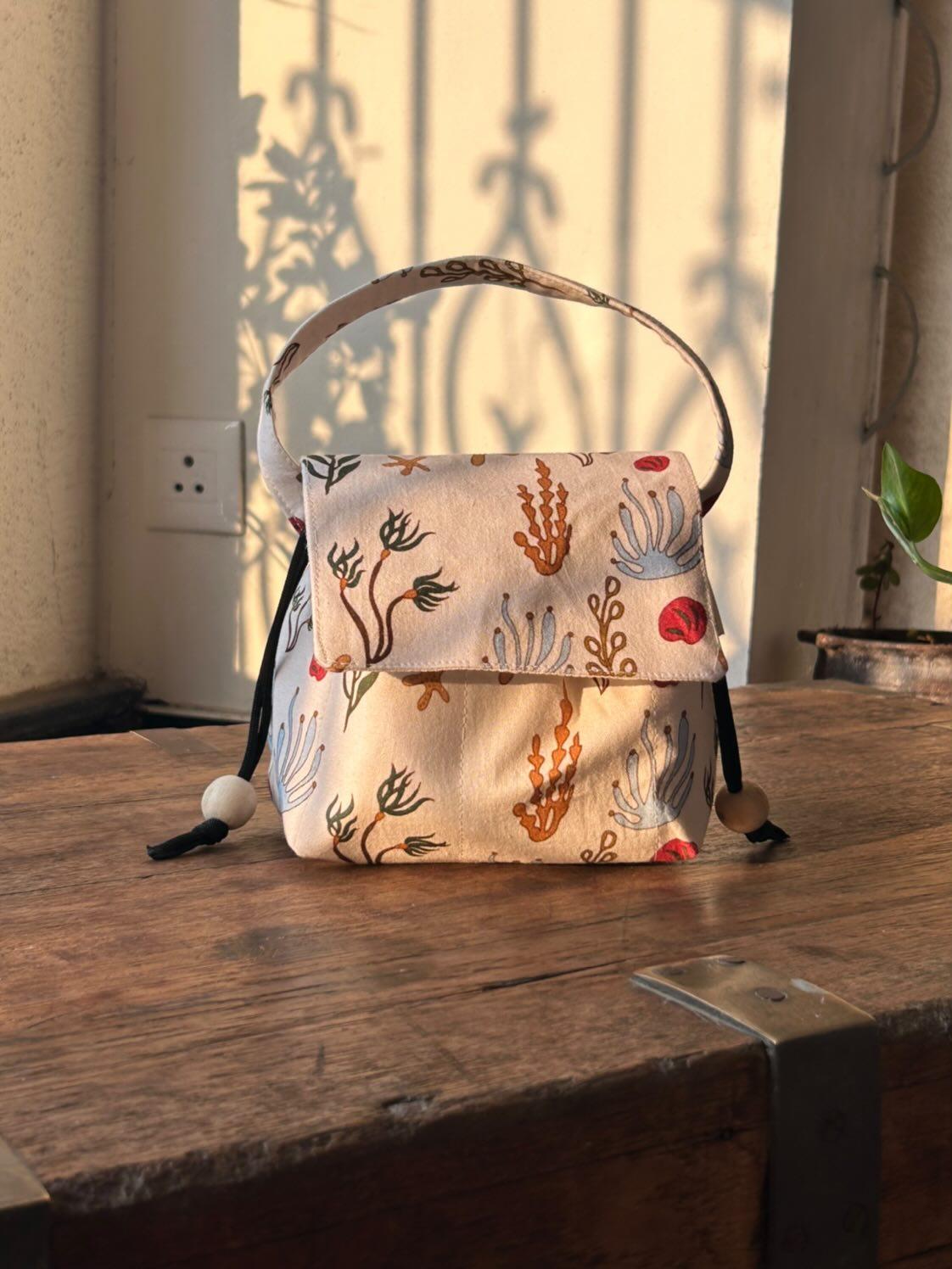 Seashore Mini Karrier Makeup Pouch1